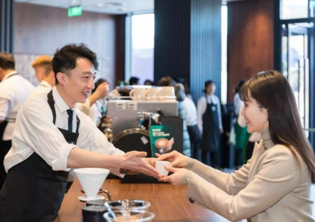 星巴克一份早餐101元，三兩口見底，高端餐飲貴在哪？